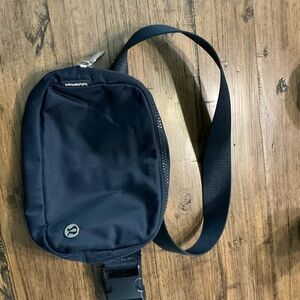 lululemon athletica Navy Everywhere 1L Belt Bag
